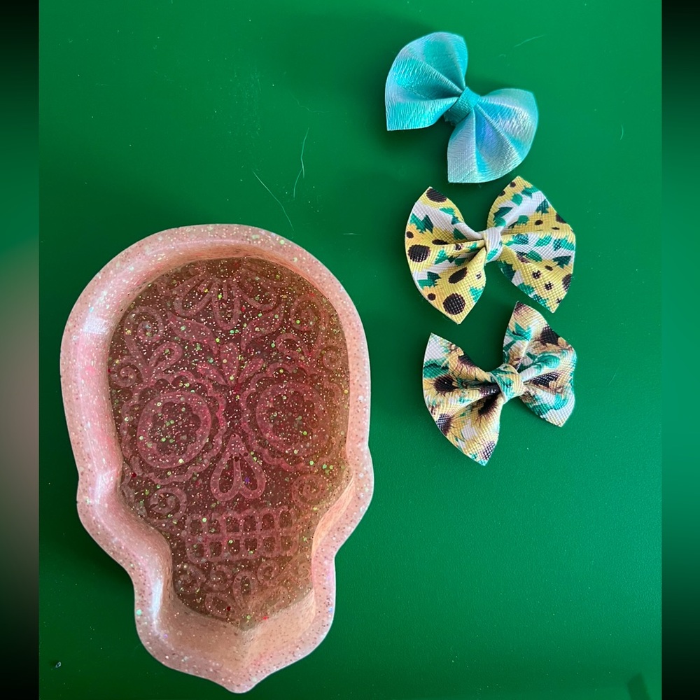 Sugar Skull Freshie Mold w  2 bows